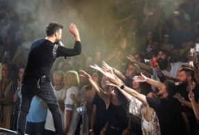 Tarkan sul palco