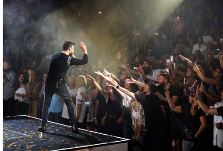 Tarkan sul palco